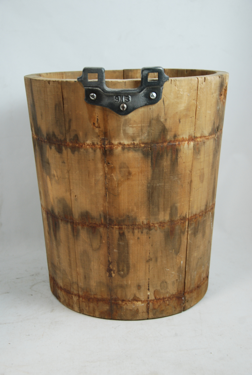 Bøtte av tre med metallfeste på siden. 