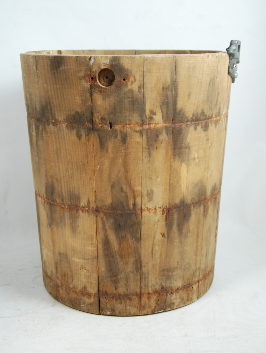 Bøtte av tre med metallfeste på siden. 