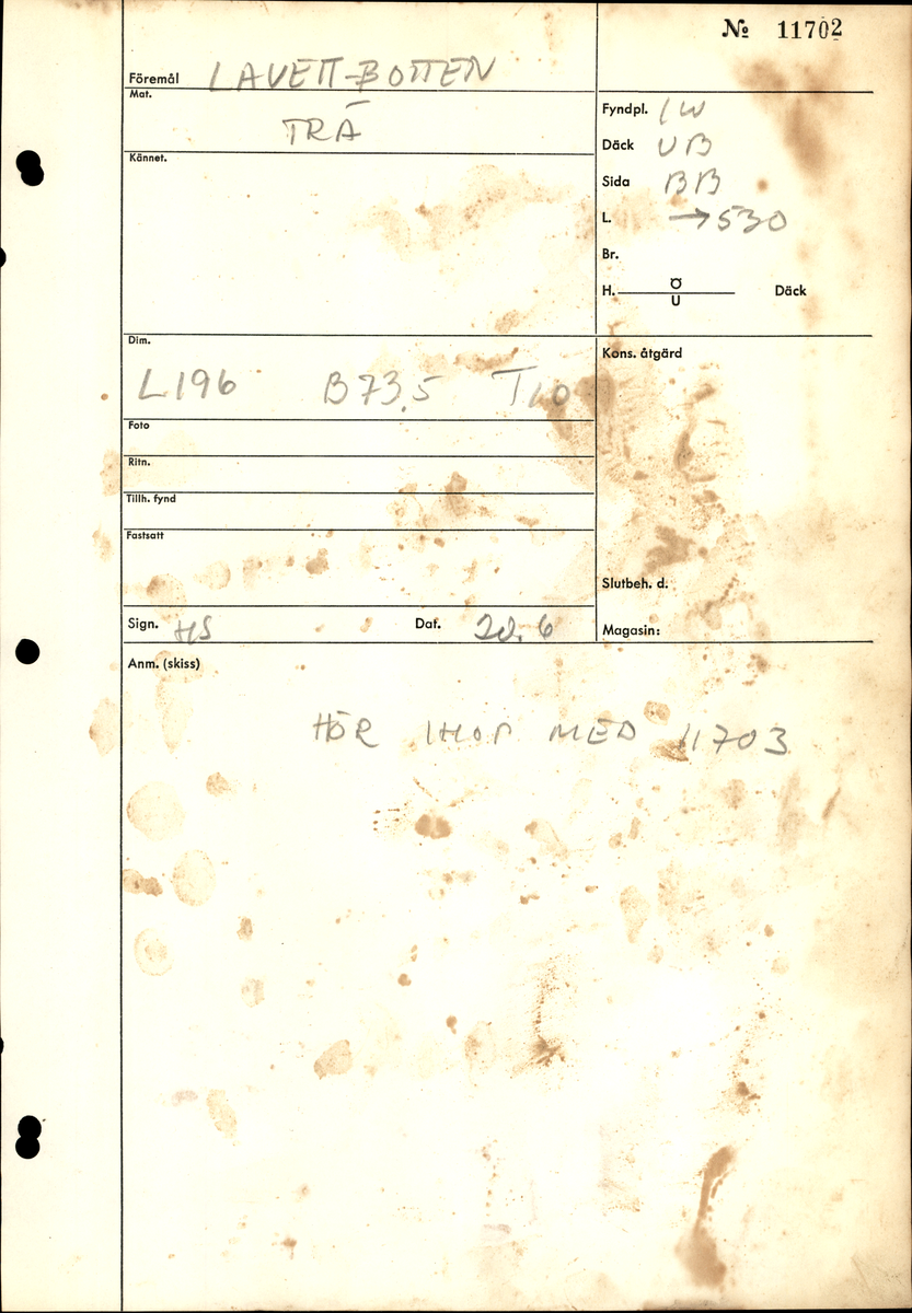 Lavettbotten, flertal sprickor med splitter, stor trä knut i mitten.

För mer information se Dokumentationsblankett under Referenser – Länkade filer.

Text in english:
Heavely cracked split gun-bed, large central knot.

For more information see the Documentation form under References – Linked files.