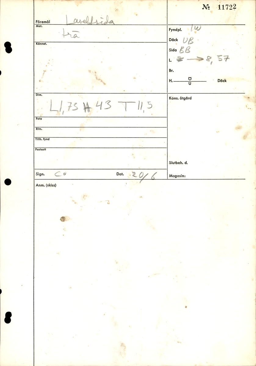 Lavettsida, vänster, grov tillverkad, dokumenterades ihopsatt.  

För mer information se Dokumentationsblankett under Referenser – Länkade filer.

Text in english:

A cheek (left) from a gun carriage, roughly made recorded assembled.

For more information see the Documentation form under References – Linked files.