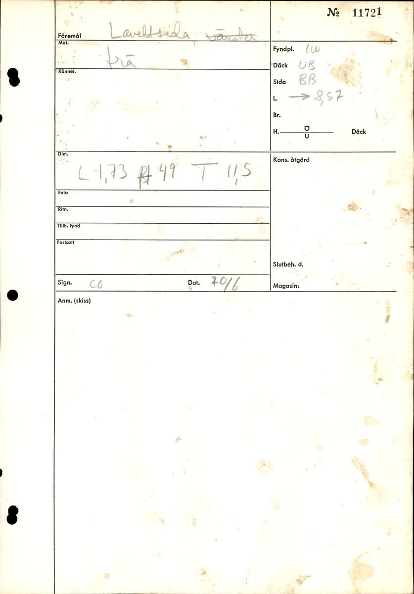 Lavettsida höger, eroderad och tungt belagd med PEG. Vissa mått kunde inte tas. 

För mer information se Dokumentationsblankett under Referenser – Länkade filer.

Text in english:

Right hand carriage - cheek, eroded and heavily coated in PEG. Some measurements unobtainable.

For more information see the Documentation form under References – Linked files.