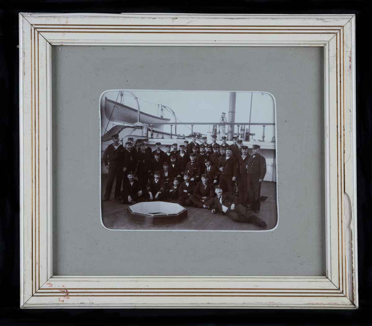 Gruppbild av UO cab UOK å halvdäck ombord å logementfartyget STOCKHOLM.