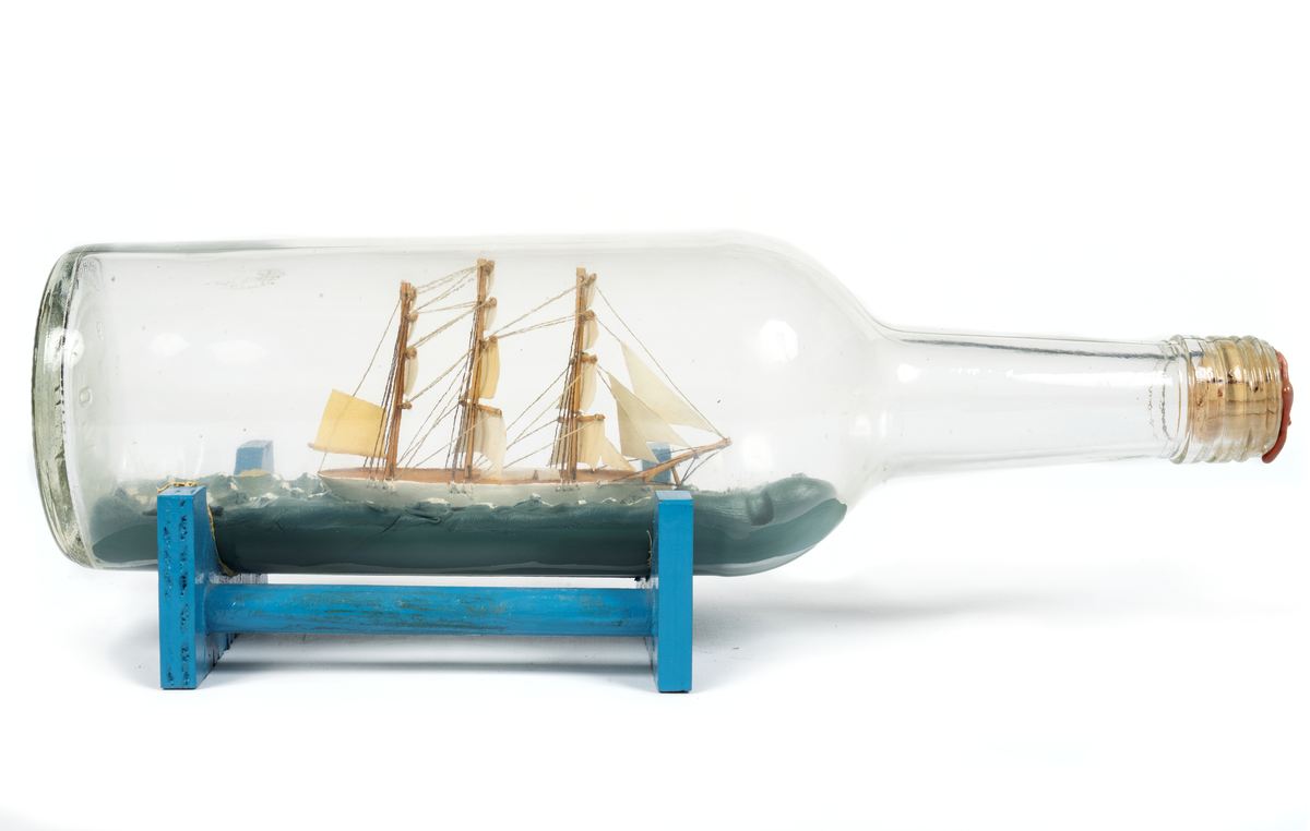 Jarramas under fulla segel på ett blågrått hav med vita skumtappar.