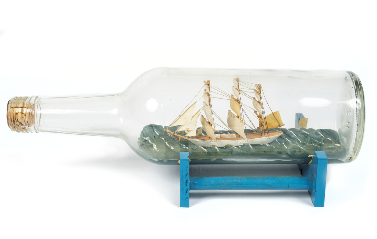 Jarramas under fulla segel på ett blågrått hav med vita skumtappar.