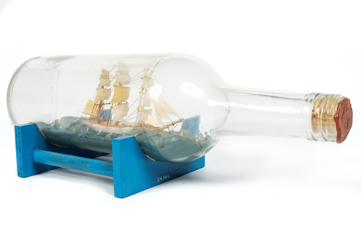 Jarramas under fulla segel på ett blågrått hav med vita skumtappar.