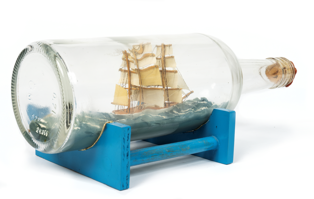 Jarramas under fulla segel på ett blågrått hav med vita skumtappar.