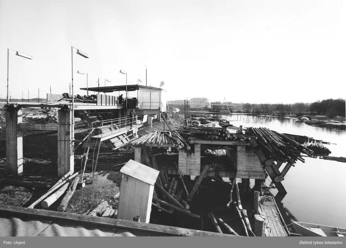 Greaker Cellulosefabrikk, Greåker, Tune. Tømmerhåndtering 1960-tallet ...