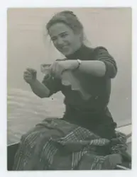 Ung Léonie (Leonja) som fiskar.