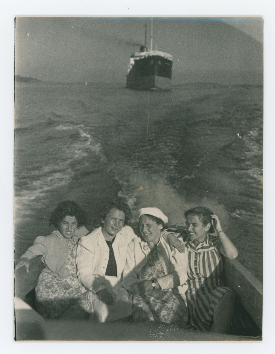 Ung Léonie (Leonja) med vänner.