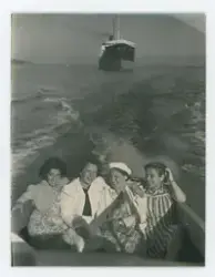 Ung Léonie (Leonja) med vänner.