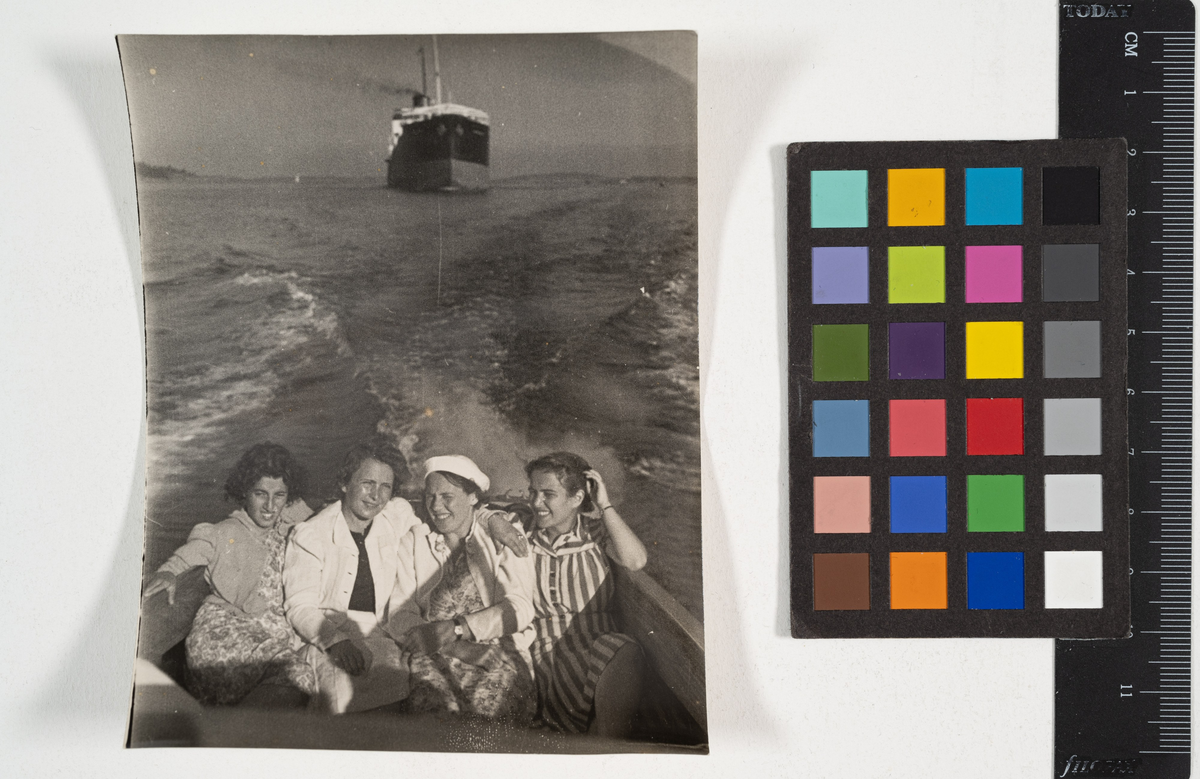 Ung Léonie (Leonja) med vänner.