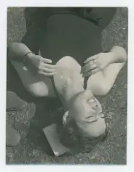 Ung Léonie (Leonja) som solar.