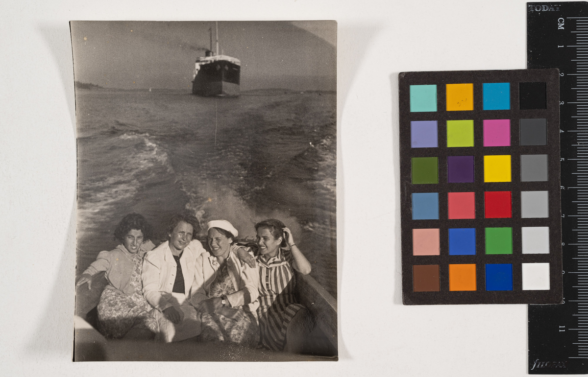 Ung Léonie (Leonja) med vänner.