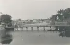 Gångbron över Systraströmmen från Rotundan till Västerport. Uppbyggd med anledning av Hantverksutställningen 1927.
