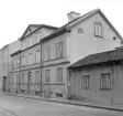 Den forna handelsgården Hunnebergsgatan 22 inköptes av Linköpings stad 1956. Ett uttalat motiv var att åtminstone bevara gatuhuset, men underhållet kom likväl att eftersättas. Fotoåret 1961 visar husets dåvarande skick som ytterligare kom att försämras och vid mitten av 1970-talet nå en diskussion om rivning. Gården räddades dock genom ett privat initiativ. År 1977 köptes gården av revisorn Curt Sjödell. Köpeskillingen var en krona och under sakkunning hjälp restaurerades gårdens hus till sin forna glans och färgsättning. Gatuhuset var ursprungligen uppfört 1857 och gårdens äldre benämning 