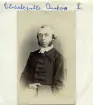 Filosofie magister Carl Wilhelm Charleville i Wilhelmina Lagerholms ateljé i Örebro. Sannolikt tillkom porträttet under Charlevilles tid som lektor i teologi och hebreiska i stadens läroverk 1862-1864. Långt senare skulle han väljas till biskop i Linköpings stift.