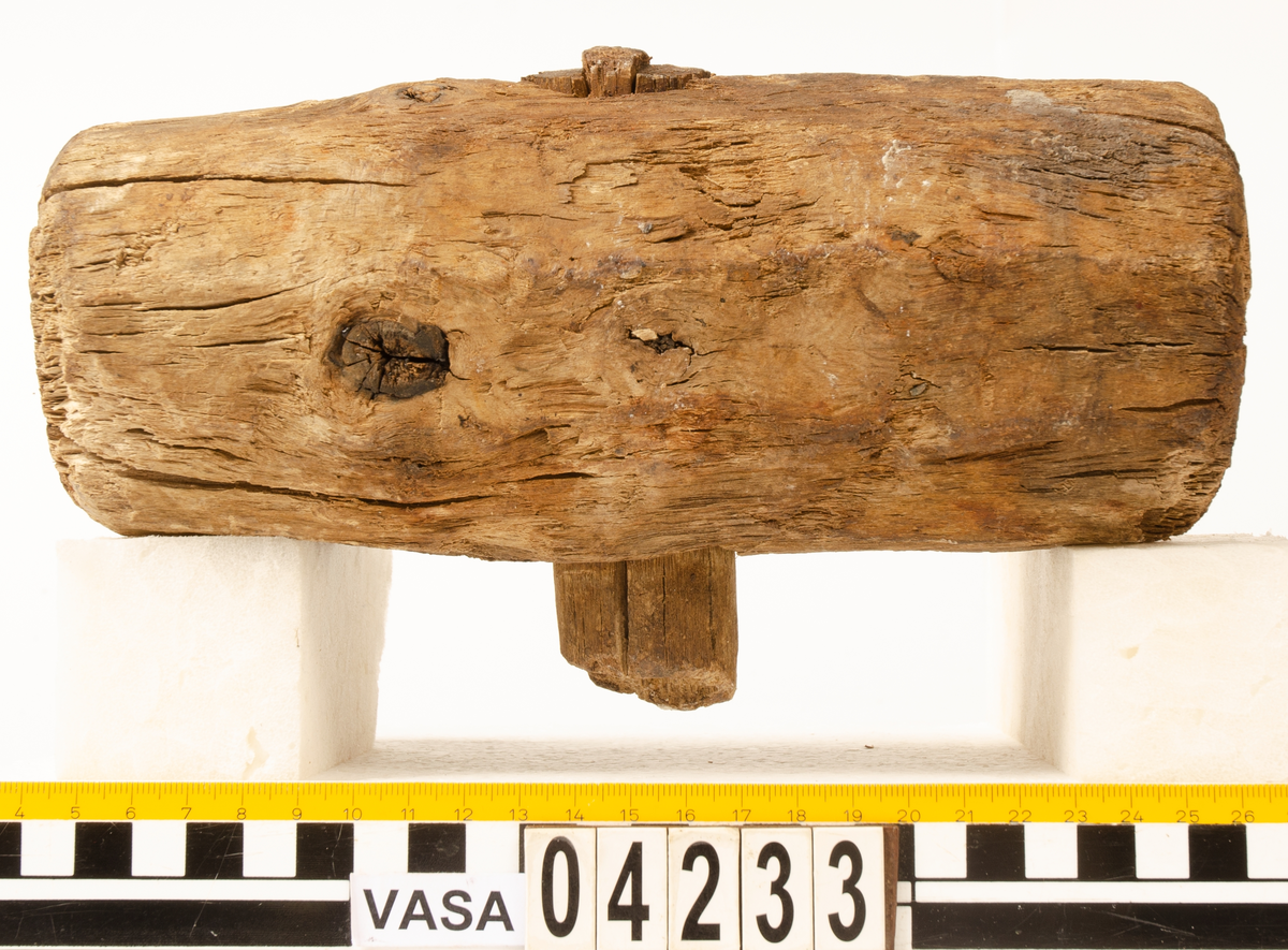 Huvud till klubba. Något sprucken, i övrigt i gott skick. En del av det avbrutna skaftet sitter kvar i skafthålet.

För mer information se Dokumentationsblankett under Referenser – Länkade filer.