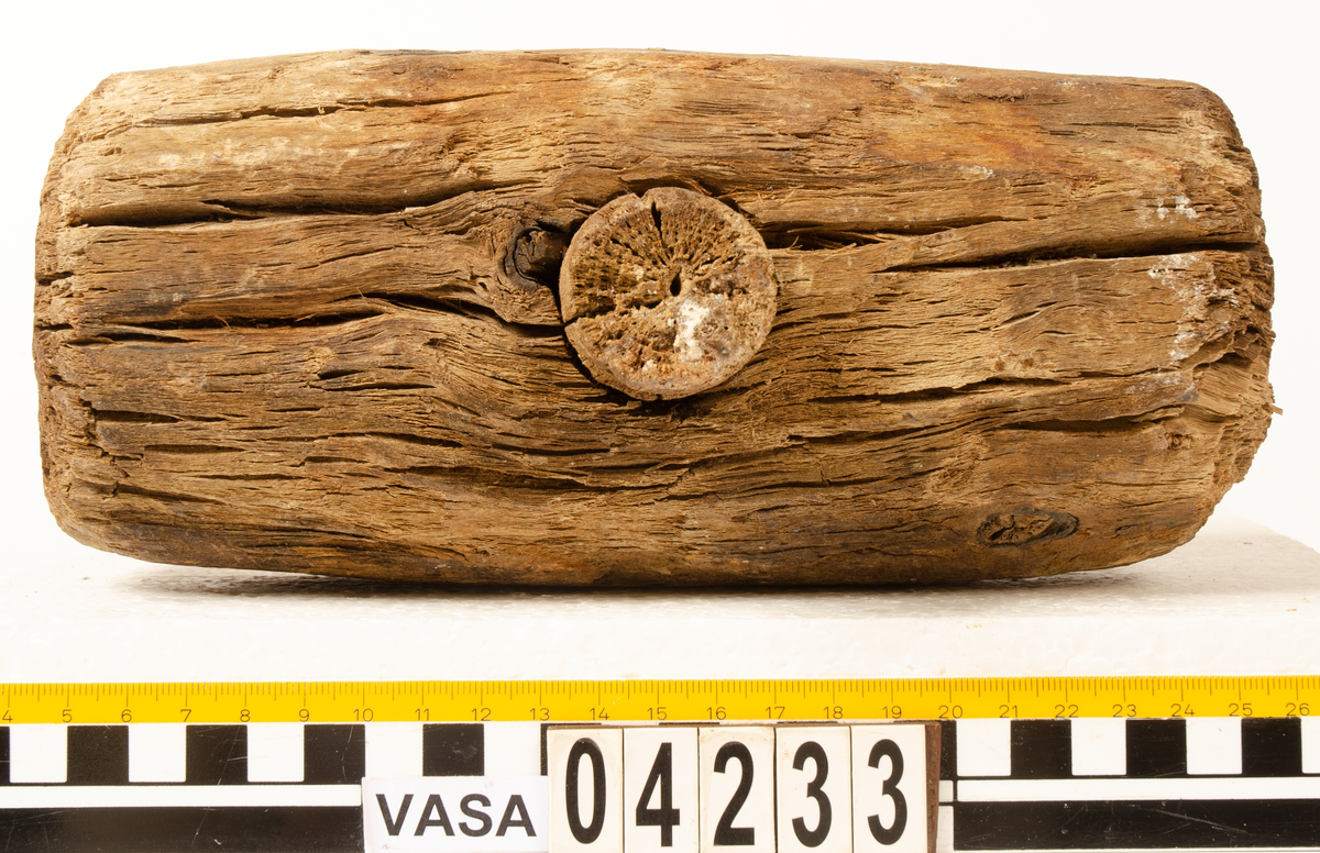 Huvud till klubba. Något sprucken, i övrigt i gott skick. En del av det avbrutna skaftet sitter kvar i skafthålet.

För mer information se Dokumentationsblankett under Referenser – Länkade filer.