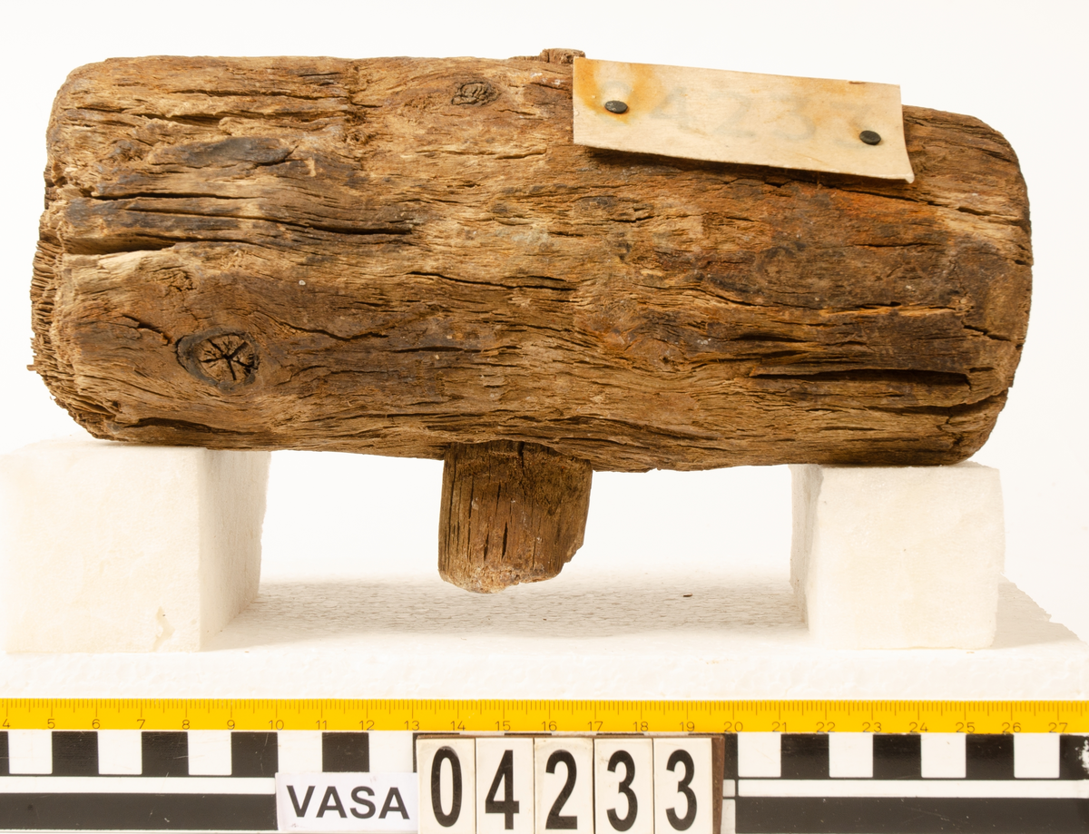 Huvud till klubba. Något sprucken, i övrigt i gott skick. En del av det avbrutna skaftet sitter kvar i skafthålet.

För mer information se Dokumentationsblankett under Referenser – Länkade filer.