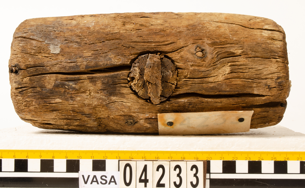 Huvud till klubba. Något sprucken, i övrigt i gott skick. En del av det avbrutna skaftet sitter kvar i skafthålet.

För mer information se Dokumentationsblankett under Referenser – Länkade filer.