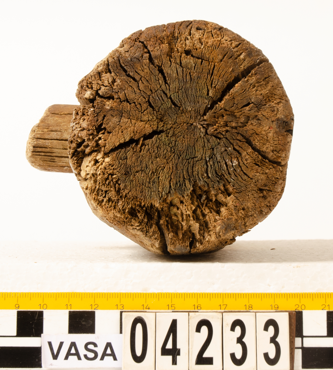 Huvud till klubba. Något sprucken, i övrigt i gott skick. En del av det avbrutna skaftet sitter kvar i skafthålet.

För mer information se Dokumentationsblankett under Referenser – Länkade filer.