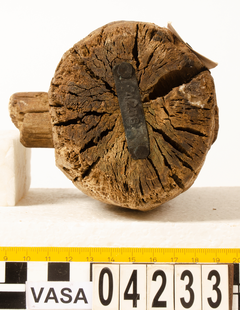 Huvud till klubba. Något sprucken, i övrigt i gott skick. En del av det avbrutna skaftet sitter kvar i skafthålet.

För mer information se Dokumentationsblankett under Referenser – Länkade filer.