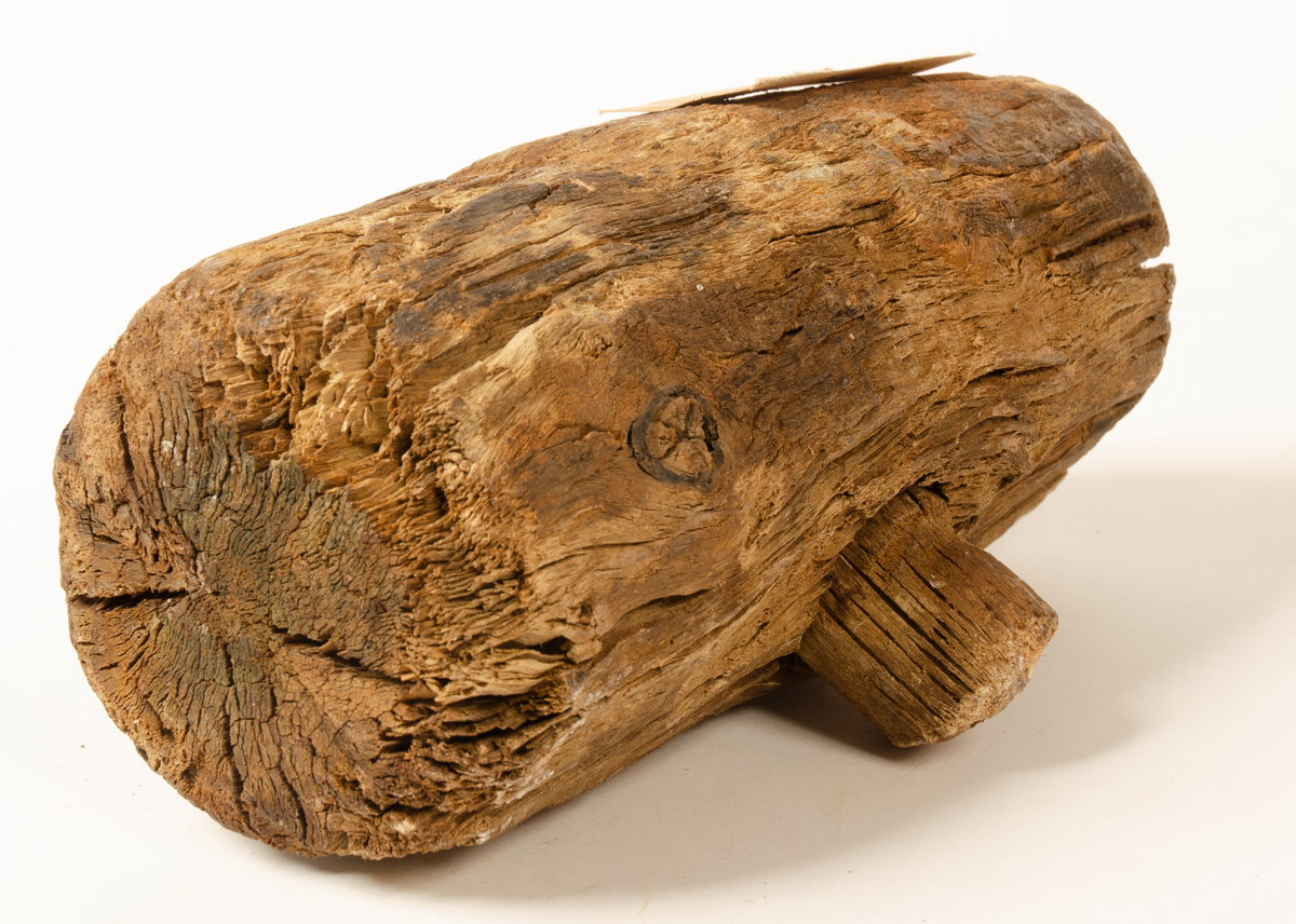 Huvud till klubba. Något sprucken, i övrigt i gott skick. En del av det avbrutna skaftet sitter kvar i skafthålet.

För mer information se Dokumentationsblankett under Referenser – Länkade filer.