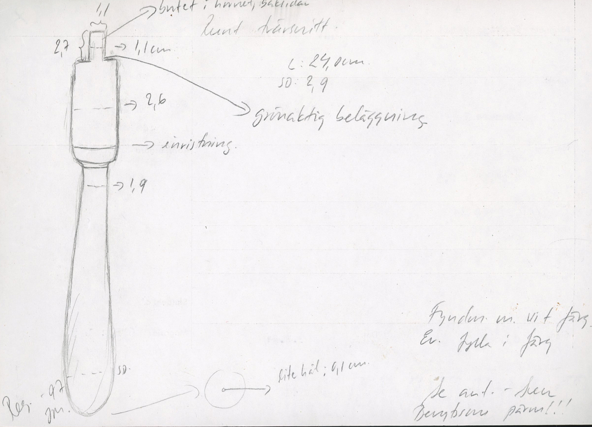 Svarvat skaft till mindre klubba. Ansatsen har ett kvadratiskt tvärsnitt. Ett hörn av ansatsen är avslagen i övrigt är skaftet helt intakt. Under ansatsen finns ett cylindriskt parti, vilket avslutas med en dekorrand. Därefter är skaftet koniskt och vidgar sig nedtill, för att i änden avslutas i en rundning. Vid ansatsen finns rester av grön korrosion.

För mer information se Dokumentationsblankett under Referenser – Länkade filer.