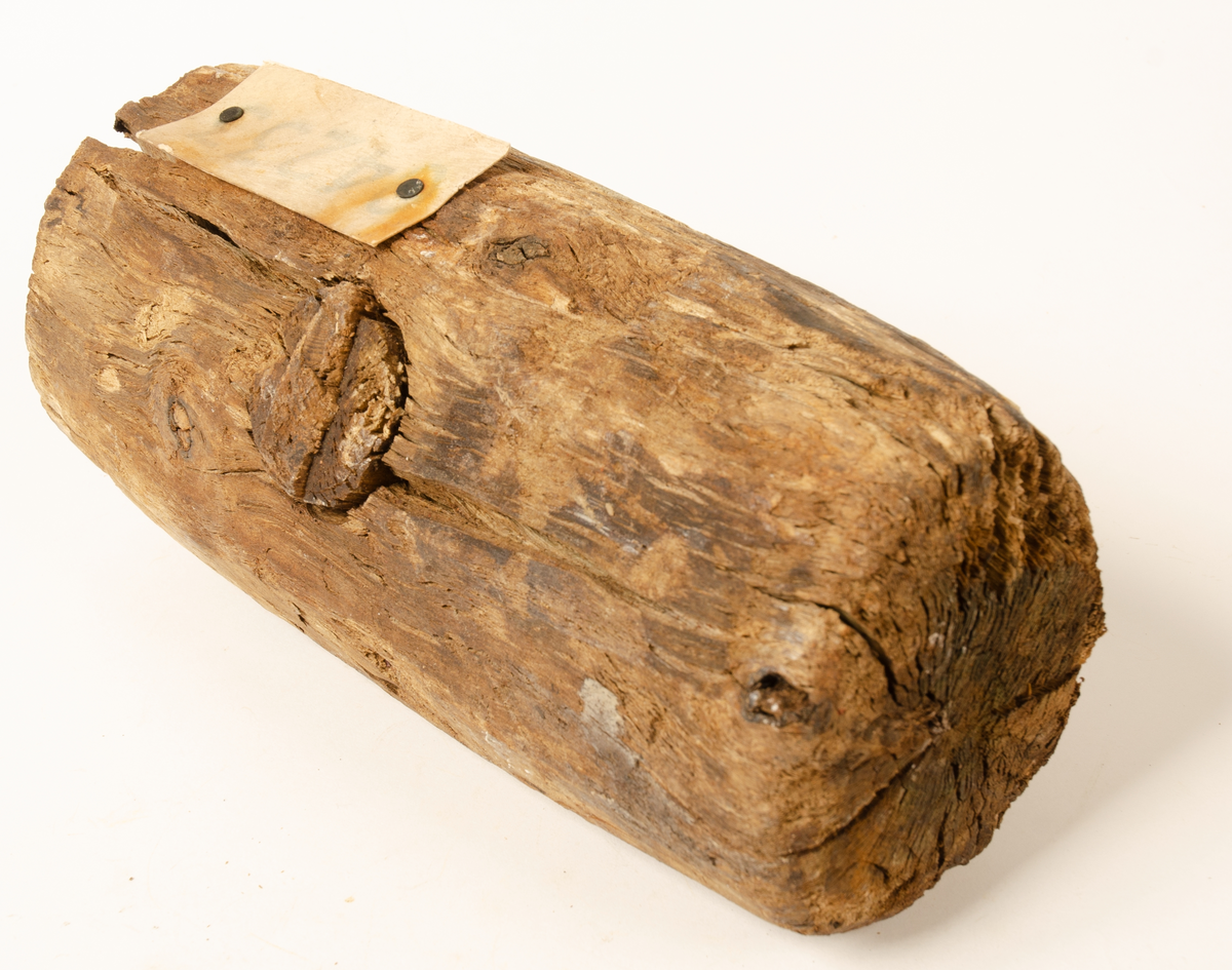 Huvud till klubba. Något sprucken, i övrigt i gott skick. En del av det avbrutna skaftet sitter kvar i skafthålet.

För mer information se Dokumentationsblankett under Referenser – Länkade filer.