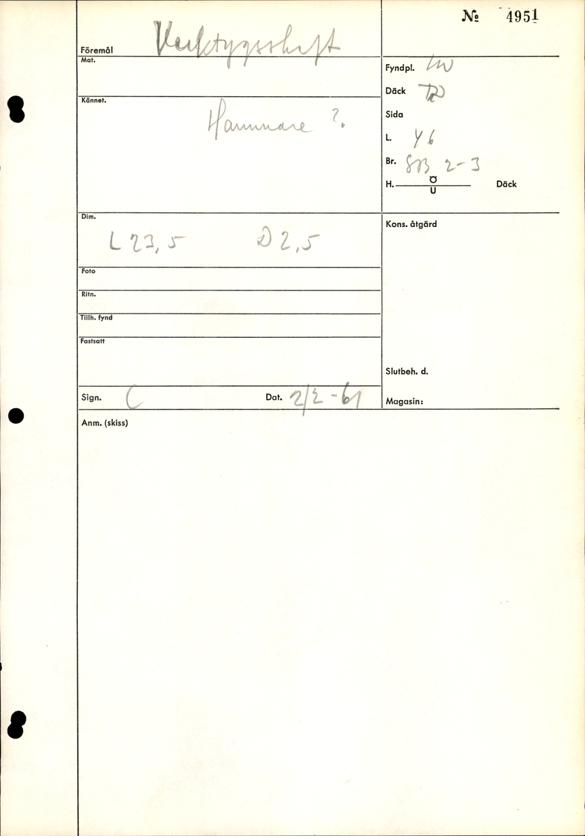 Svarvat skaft till mindre klubba. Ansatsen har ett kvadratiskt tvärsnitt. Ett hörn av ansatsen är avslagen i övrigt är skaftet helt intakt. Under ansatsen finns ett cylindriskt parti, vilket avslutas med en dekorrand. Därefter är skaftet koniskt och vidgar sig nedtill, för att i änden avslutas i en rundning. Vid ansatsen finns rester av grön korrosion.

För mer information se Dokumentationsblankett under Referenser – Länkade filer.