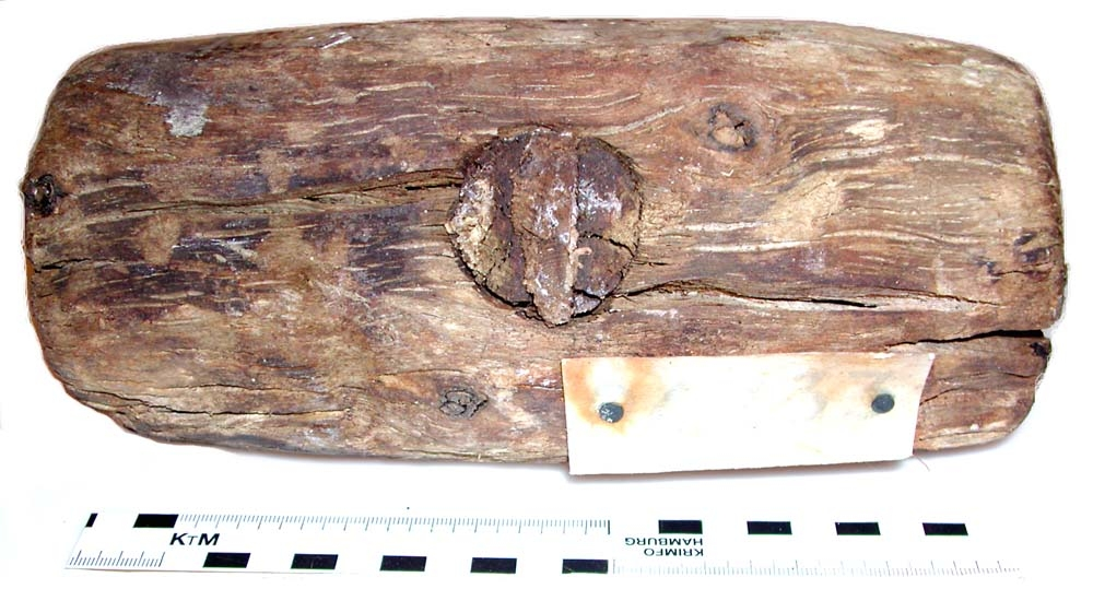 Huvud till klubba. Något sprucken, i övrigt i gott skick. En del av det avbrutna skaftet sitter kvar i skafthålet.

För mer information se Dokumentationsblankett under Referenser – Länkade filer.