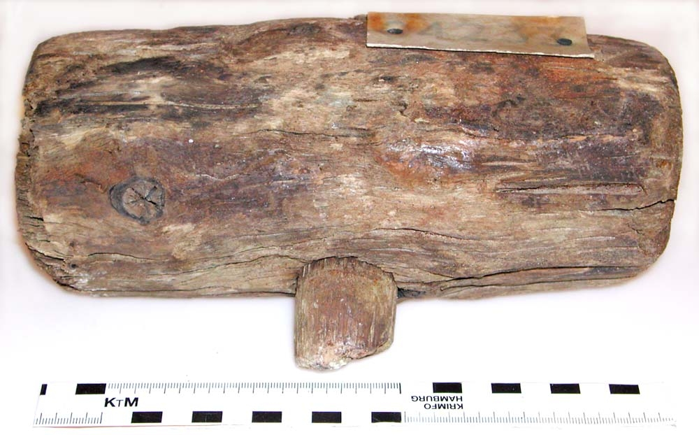 Huvud till klubba. Något sprucken, i övrigt i gott skick. En del av det avbrutna skaftet sitter kvar i skafthålet.

För mer information se Dokumentationsblankett under Referenser – Länkade filer.