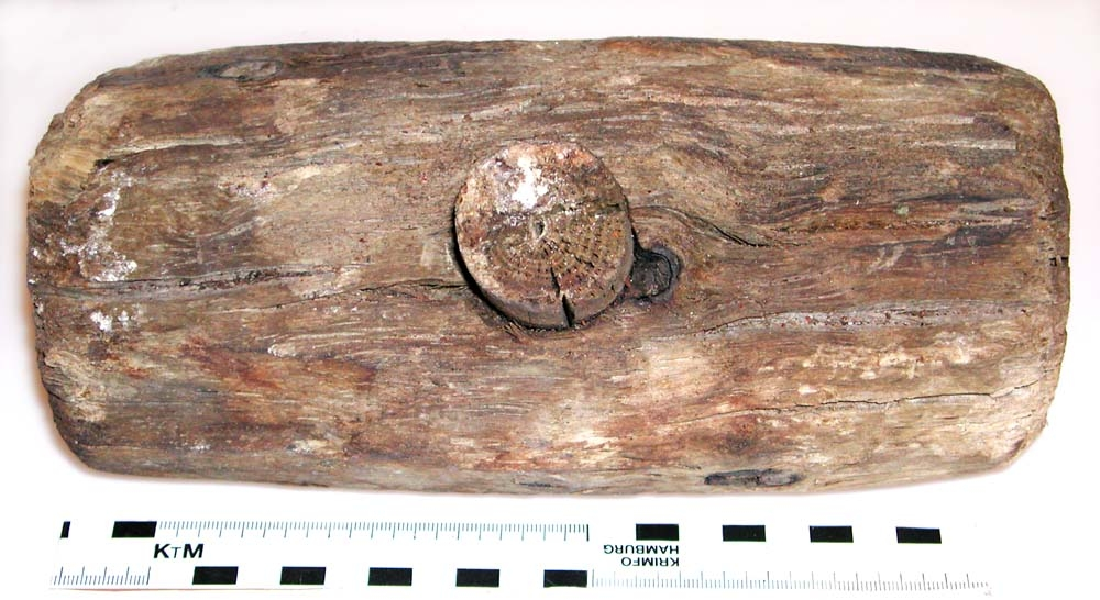 Huvud till klubba. Något sprucken, i övrigt i gott skick. En del av det avbrutna skaftet sitter kvar i skafthålet.

För mer information se Dokumentationsblankett under Referenser – Länkade filer.