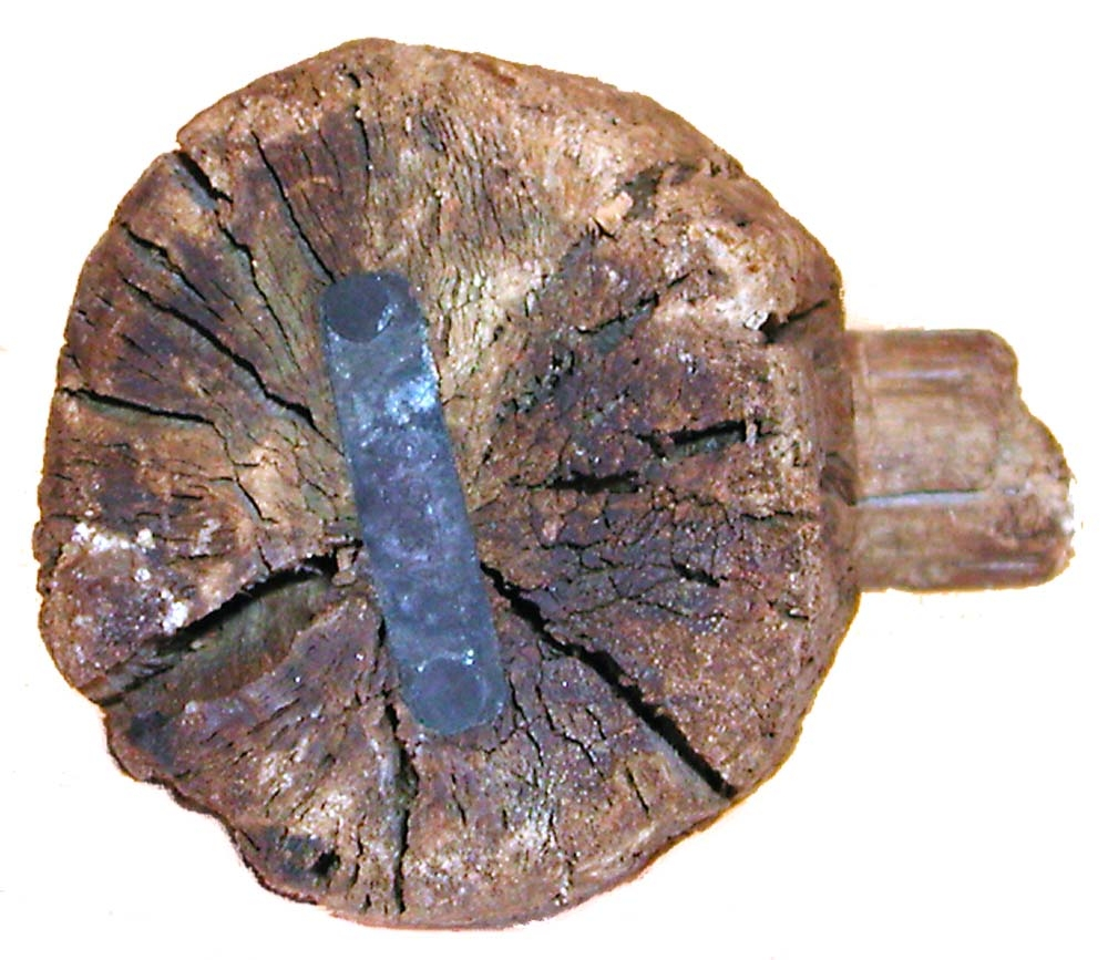 Huvud till klubba. Något sprucken, i övrigt i gott skick. En del av det avbrutna skaftet sitter kvar i skafthålet.

För mer information se Dokumentationsblankett under Referenser – Länkade filer.