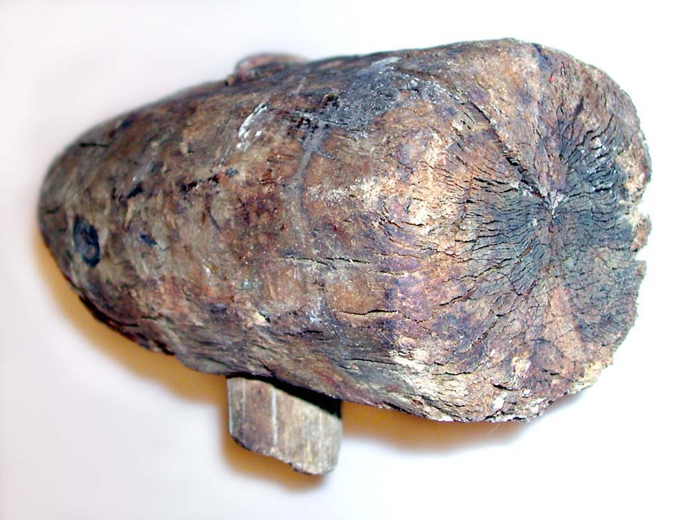 Huvud till klubba. Något sprucken, i övrigt i gott skick. En del av det avbrutna skaftet sitter kvar i skafthålet.

För mer information se Dokumentationsblankett under Referenser – Länkade filer.