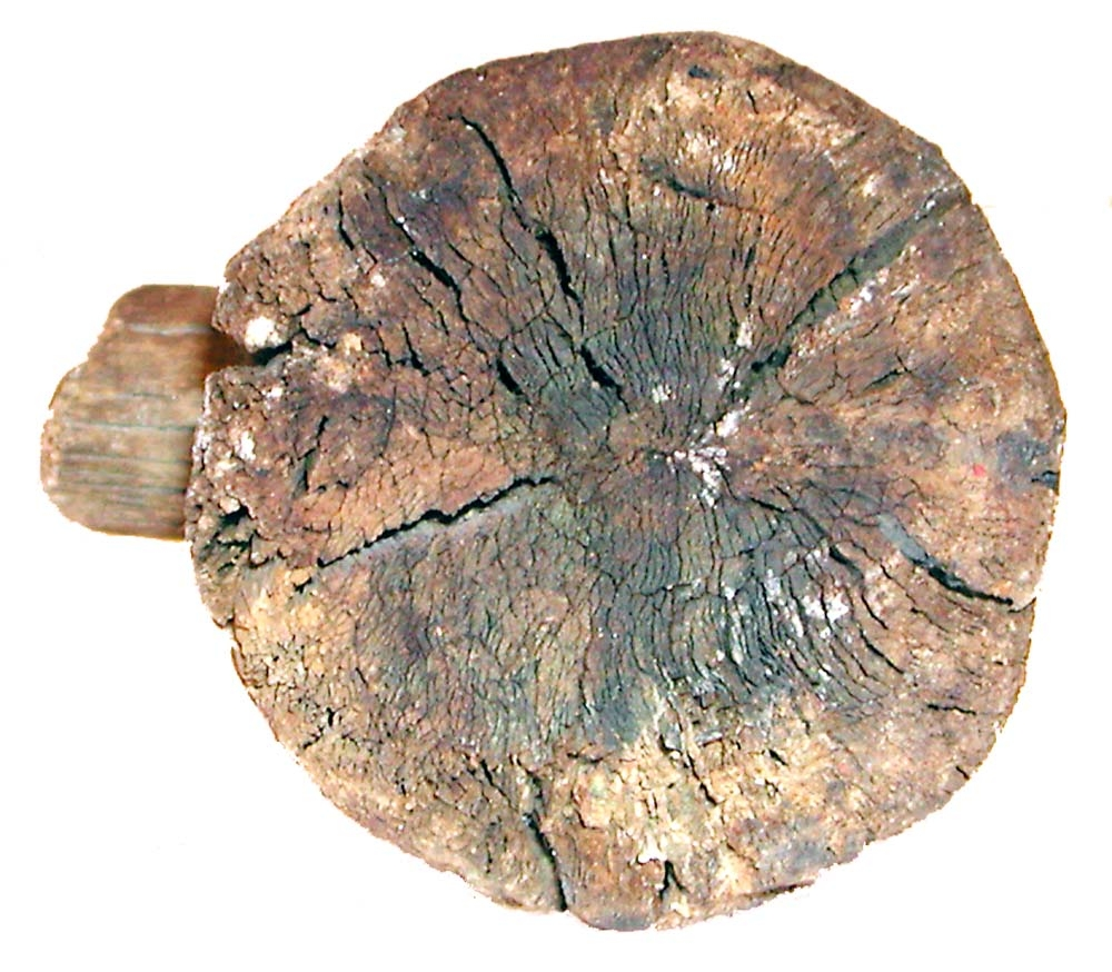 Huvud till klubba. Något sprucken, i övrigt i gott skick. En del av det avbrutna skaftet sitter kvar i skafthålet.

För mer information se Dokumentationsblankett under Referenser – Länkade filer.