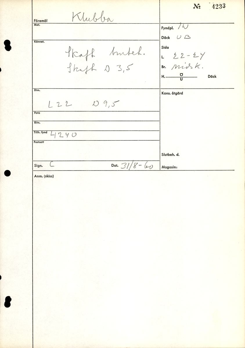 Huvud till klubba. Något sprucken, i övrigt i gott skick. En del av det avbrutna skaftet sitter kvar i skafthålet.

För mer information se Dokumentationsblankett under Referenser – Länkade filer.