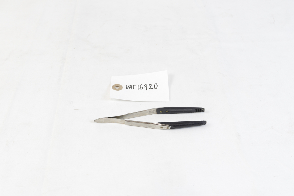 Stor pinsett, presisjon eller teknisk, brukt i trykkeri til Fædrelandsvennen.