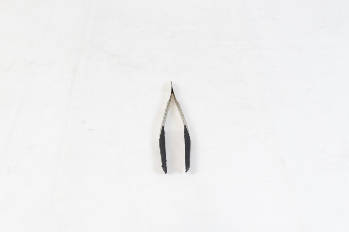 Stor pinsett, presisjon eller teknisk, brukt i trykkeri til Fædrelandsvennen.