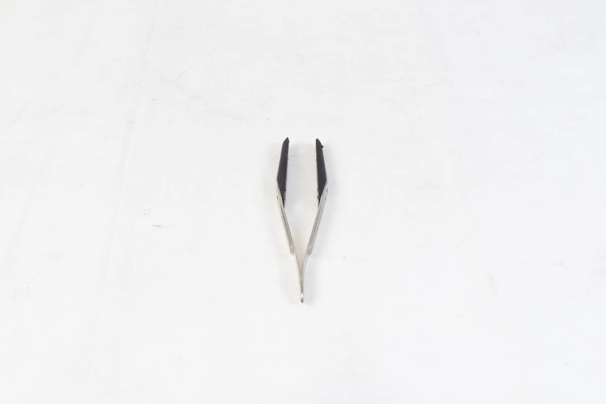 Stor pinsett, presisjon eller teknisk, brukt i trykkeri til Fædrelandsvennen.