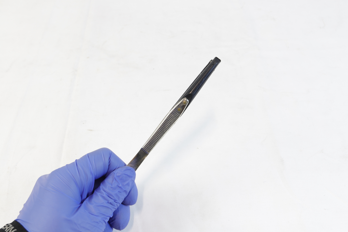 Stor pinsett, presisjon eller teknisk, brukt i trykkeri til Fædrelandsvennen.