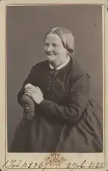 Porträtt av fröken Elsa Borg (enligt baksida kort). Text bak