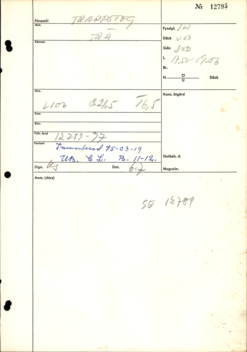 Trappsteg till lejdare. Urtag i ändarna som är fästade vid två vanger med tre skruvar vardera. Trappsteget smalnar av på mitten. Tre genomgående hål varav två är borrade.