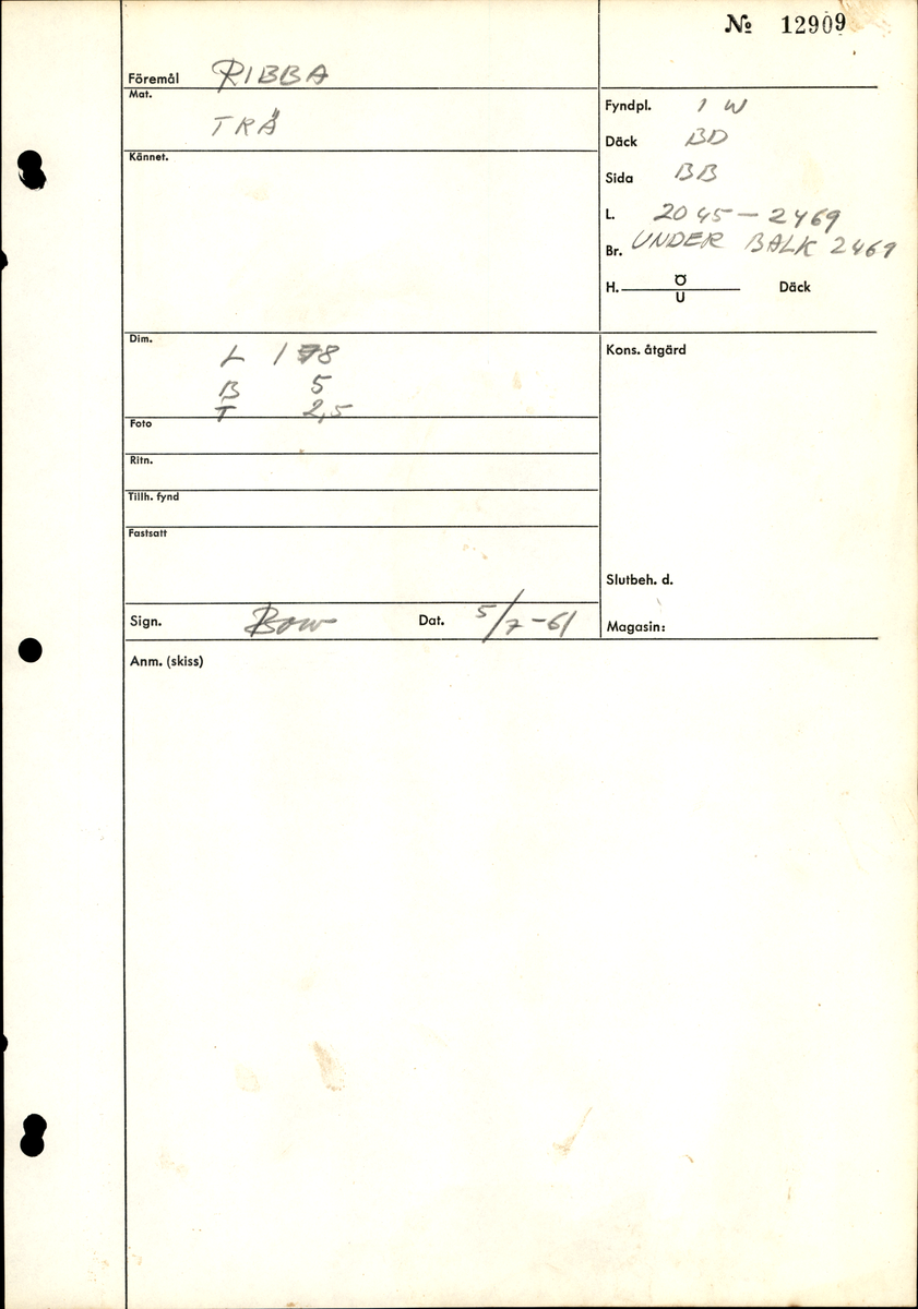 Del av planka. Nedtagen från skott i hålskeppet 2013. Plankan består av två delar, fnr 12909 och 12927. En bortspjälkad bit av den ena långsidan har vid något tillfälle återmonterats. Denna del har ett eget fyndnummer (12909). En kortare del av denna, en gång bortspjälkade kant, saknas fortfarande. Ett , med yxa, uthugget uttag för dörröppning finns mitt på plankan. Plankans ena ände är något fasad. Fem skruvhål varav ett är förstört av modern skruv.