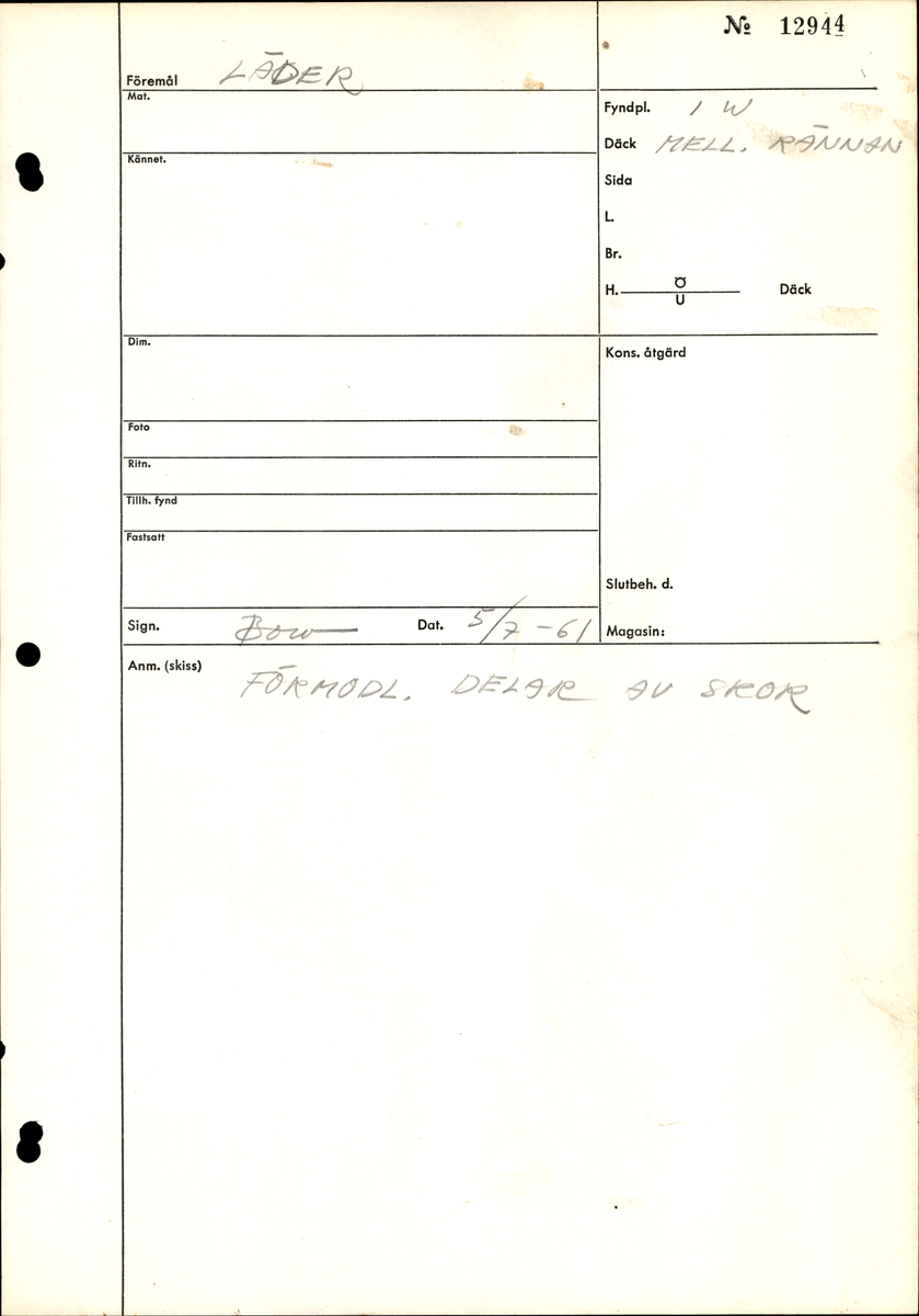 Ett 110-tal delar och fragment till sko: sulor, delar från klack, inlägg, ovanläder, slejf, ett näverfragment mm. Merparten av lädret är spaltat och fragmentariskt.