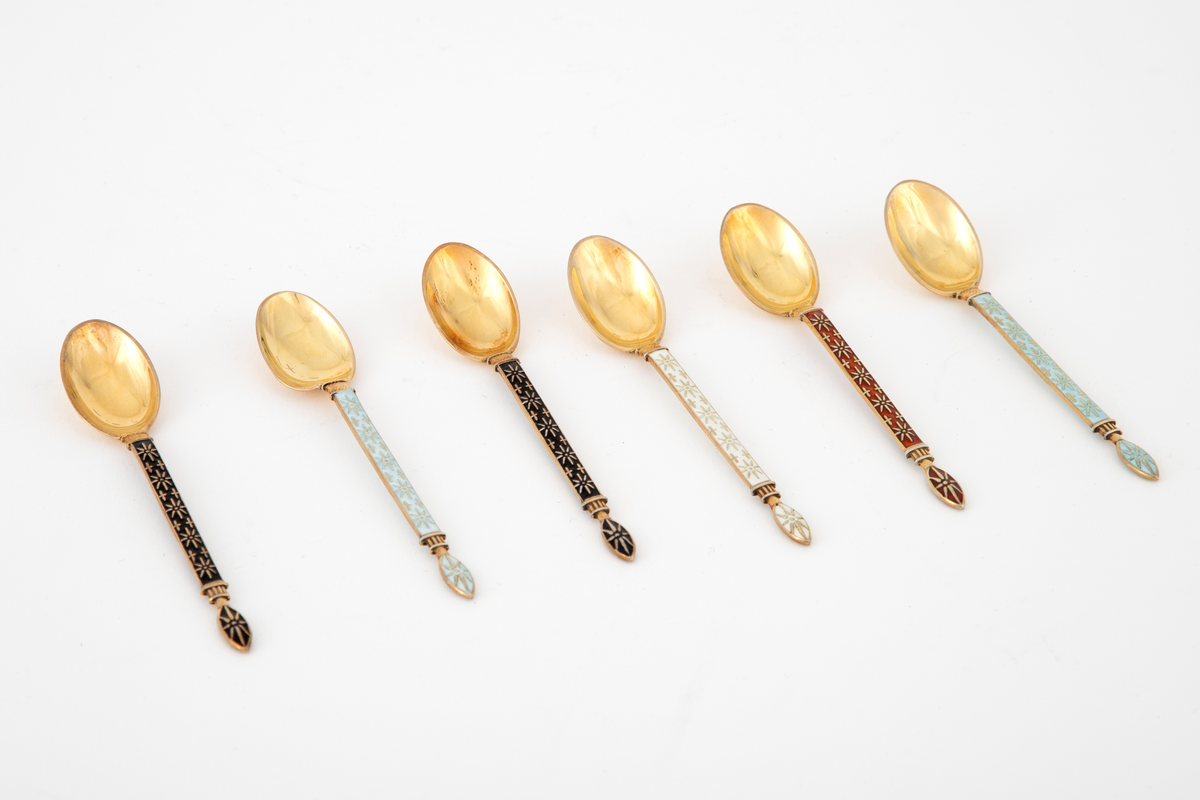 Seks skjeer i forgylt sterlingsølv og emalje med stjernedekor.