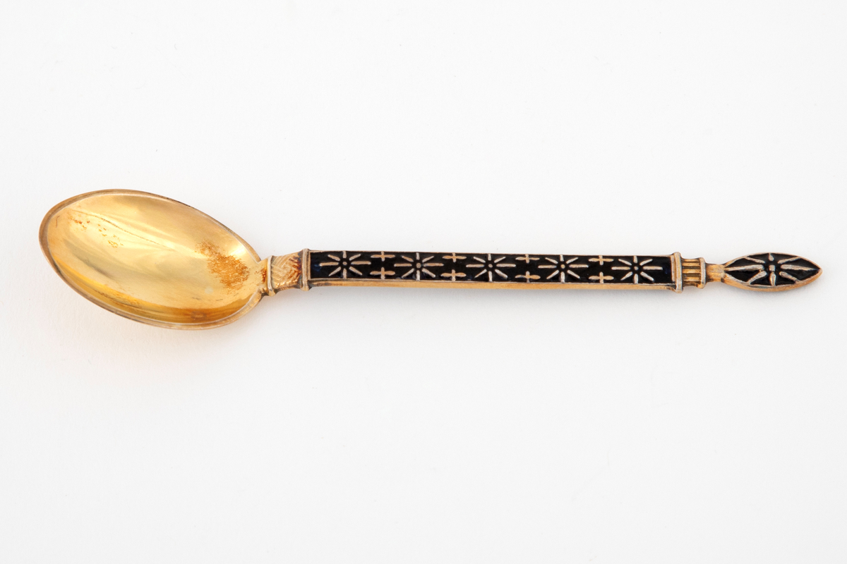 Skje i forgylt sterlingsølv og emalje med stjernedekor.