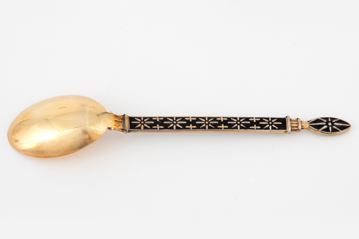 Skje i forgylt sterlingsølv og emalje med stjernedekor.