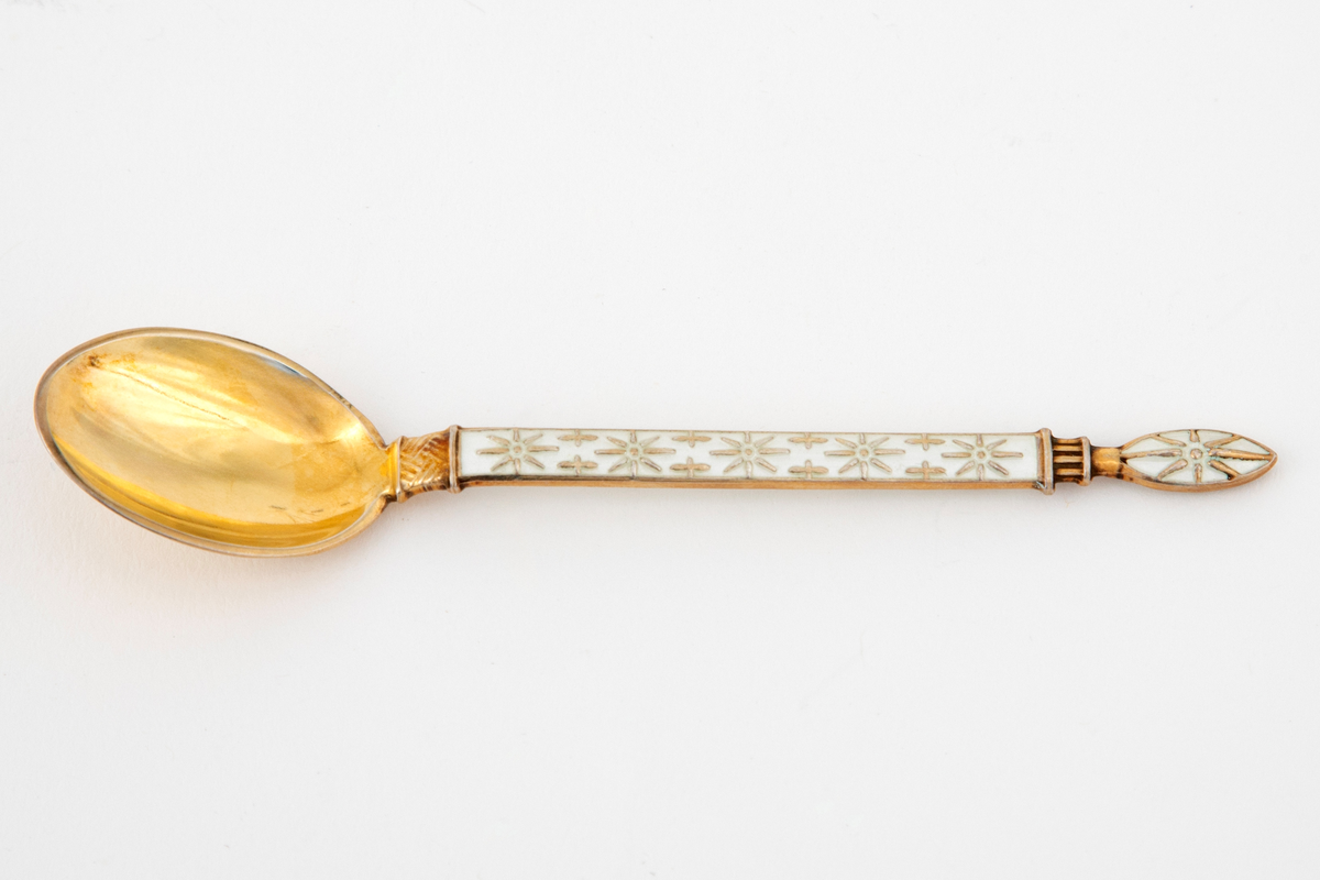 Skje i forgylt sterlingsølv og emalje med stjernedekor.