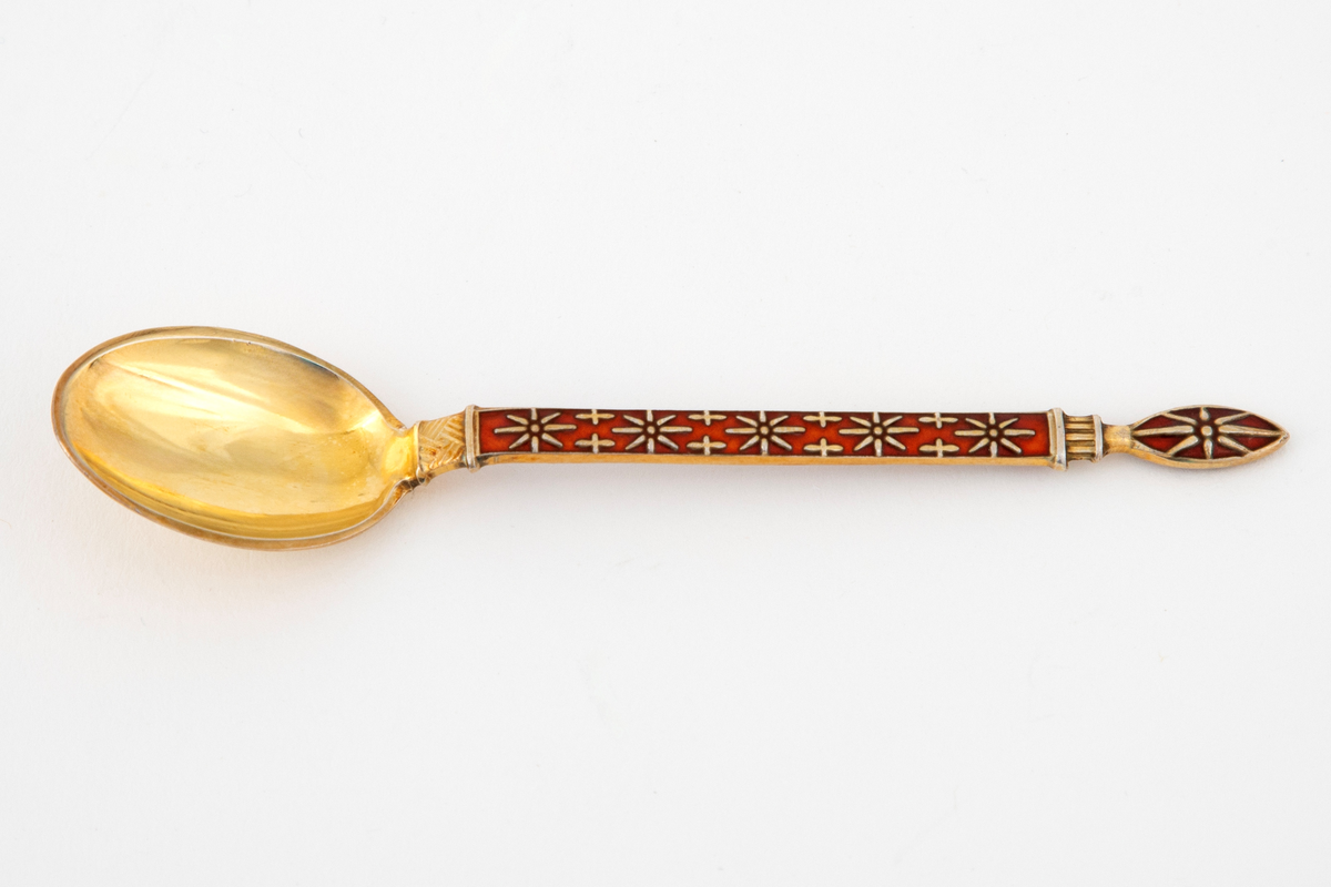 Skje i forgylt sterlingsølv og emalje med stjernedekor.